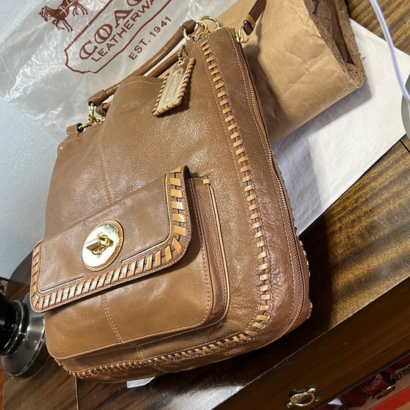 NWT Coach Devin Camel/Gold Expandable Leather/Patent Leather Duffle 15995 - Picture 4 of 16